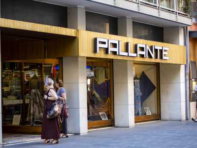 Sull�isolato � presente Pallante, negozio di stoffe aperto dal 1933...